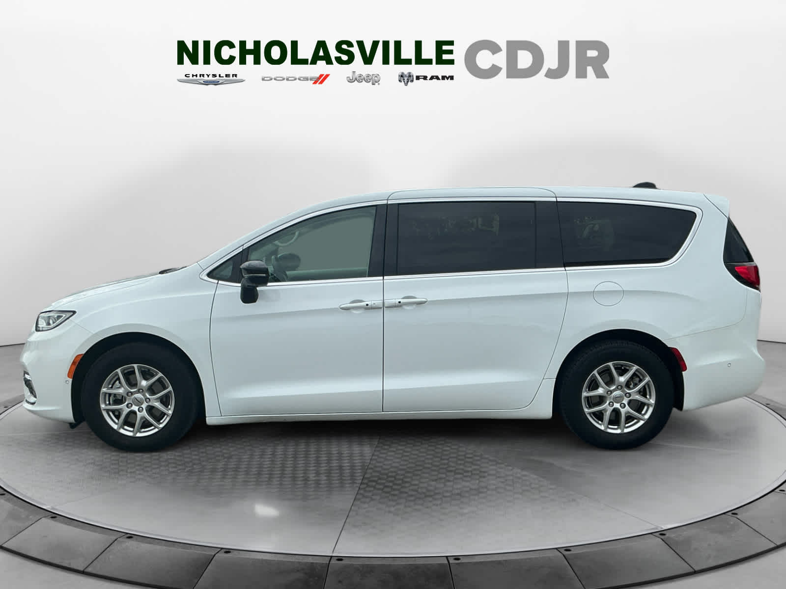 Used 2024 Chrysler Pacifica Van