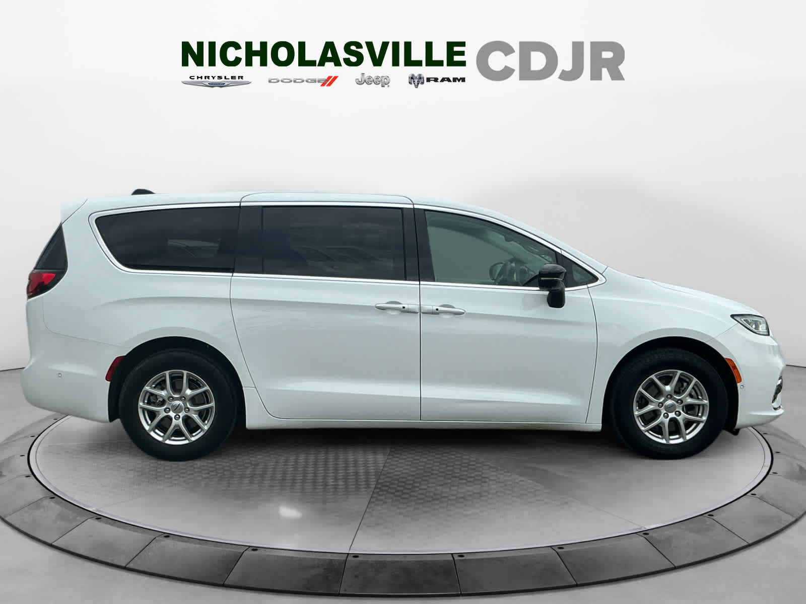 Used 2024 Chrysler Pacifica Van