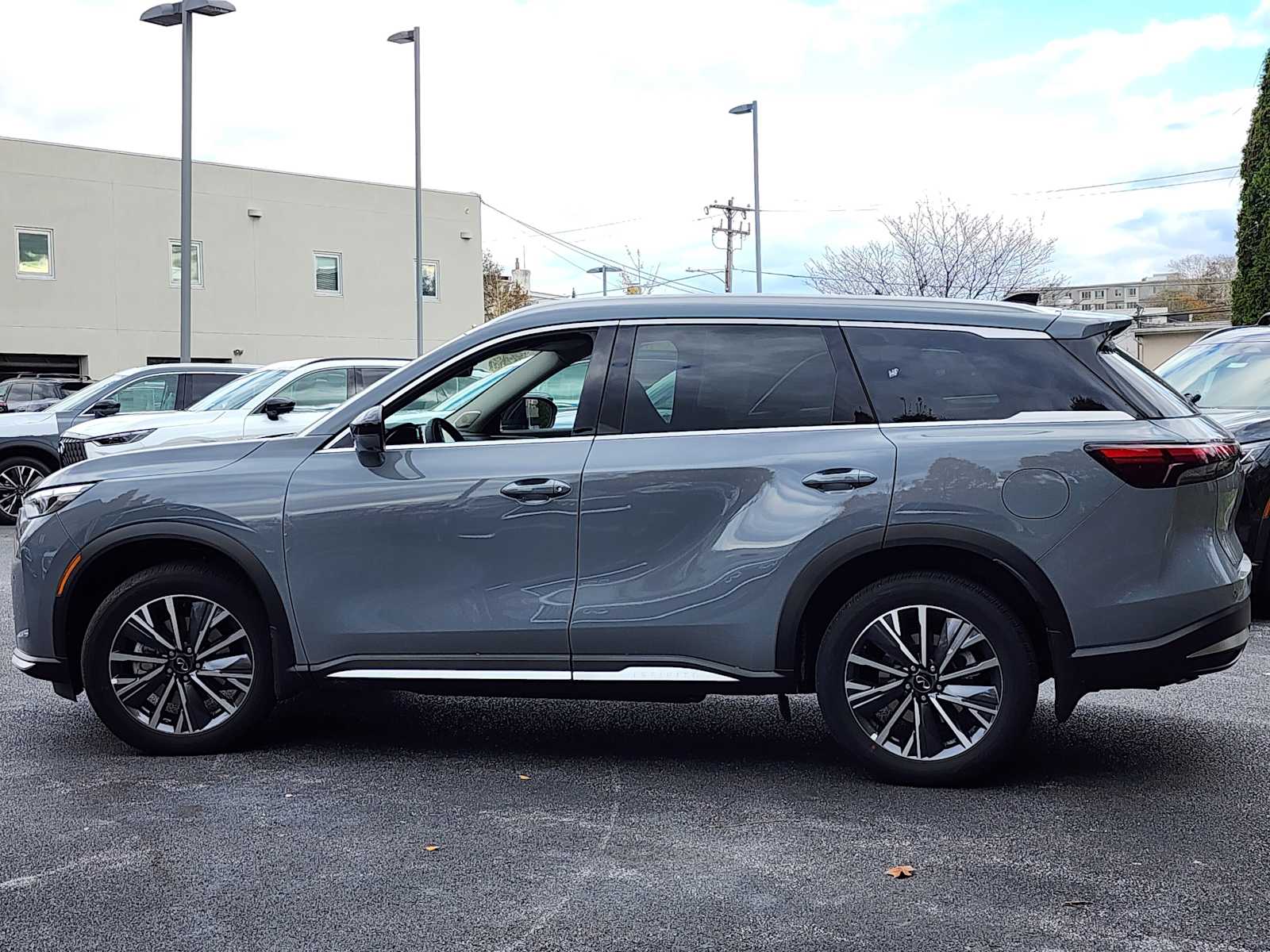 View vehicle photo 2