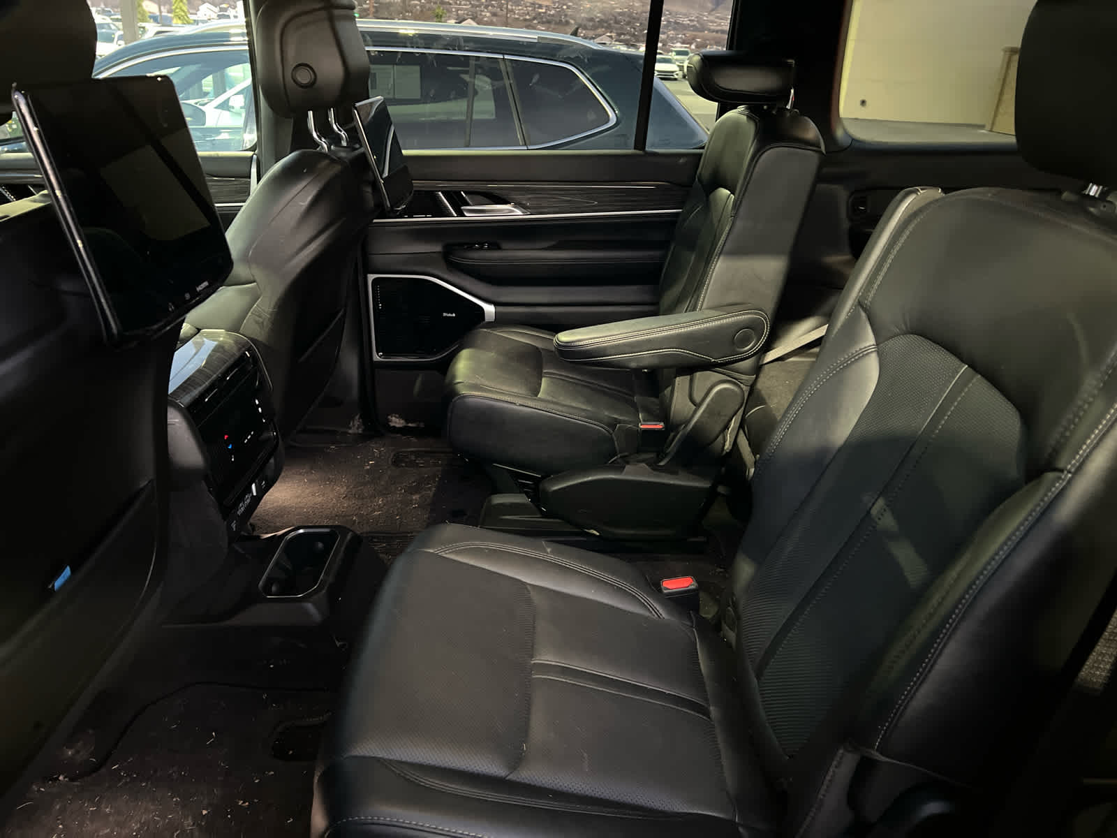 2022 Jeep Wagoneer Series III photo 2