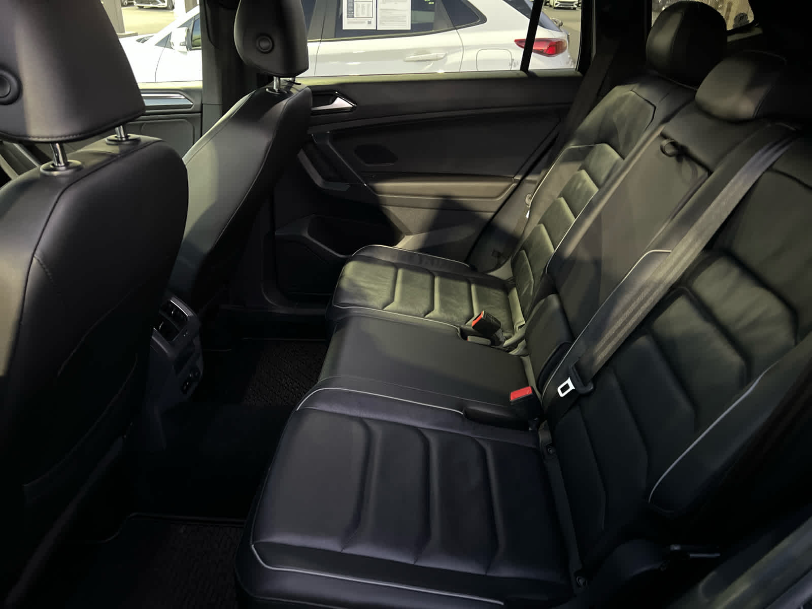 2018 Volkswagen Tiguan SEL Premium photo 3