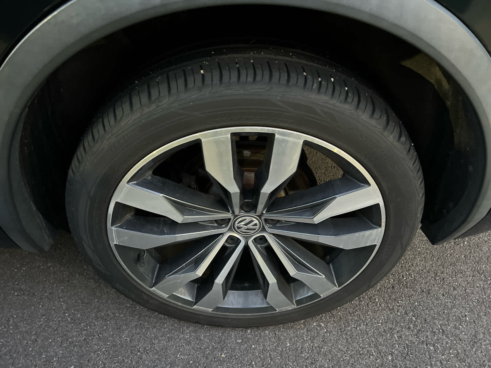 2018 Volkswagen Tiguan SEL Premium photo 2