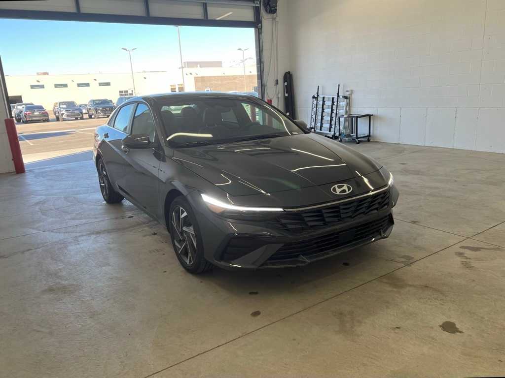 2025 Hyundai Elantra Hybrid Limited photo 3