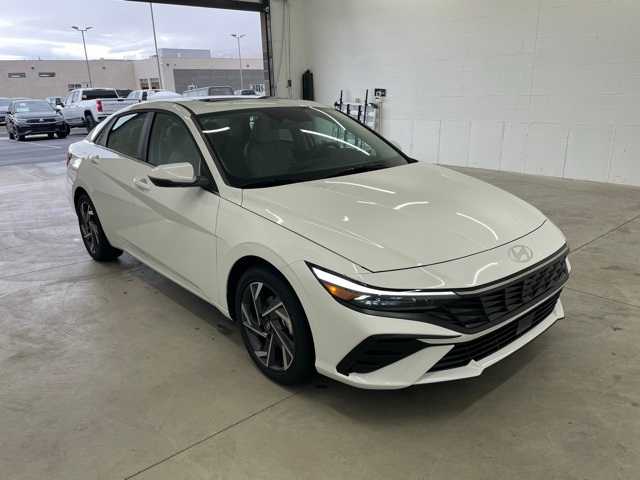 2025 Hyundai Elantra Limited photo 3