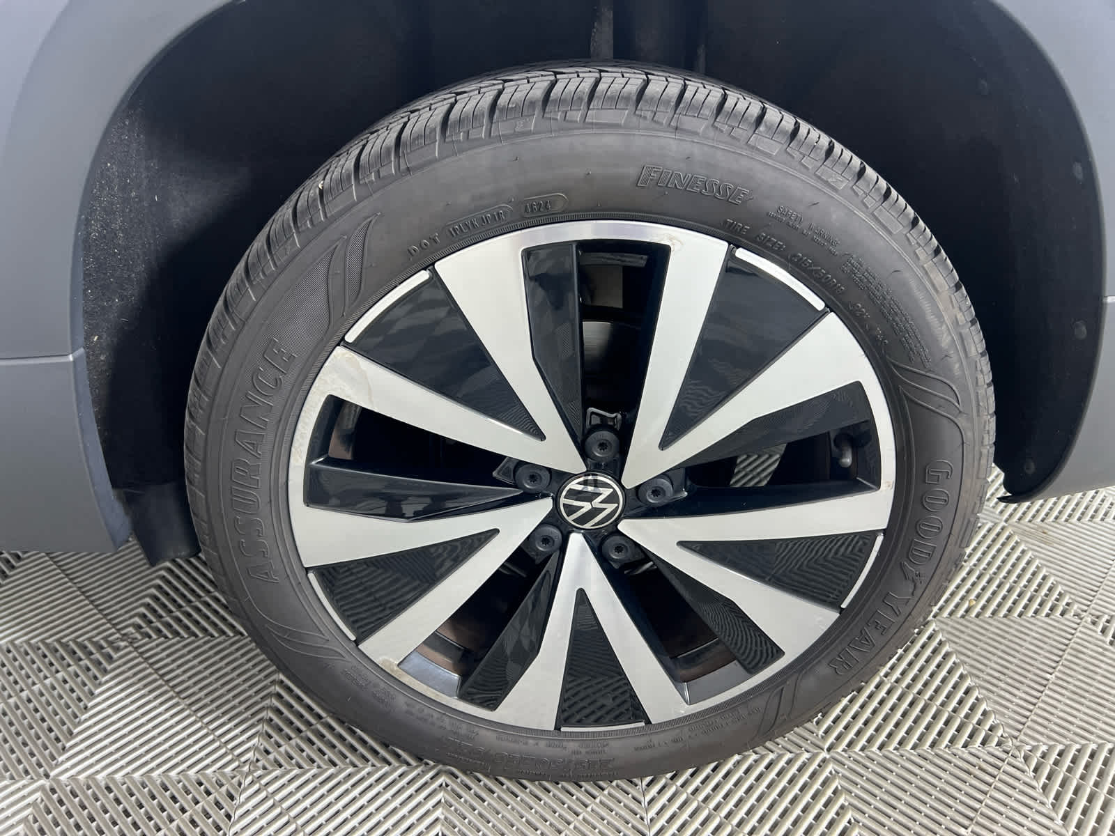 2022 Pure White Volkswagen Taos SE FWD