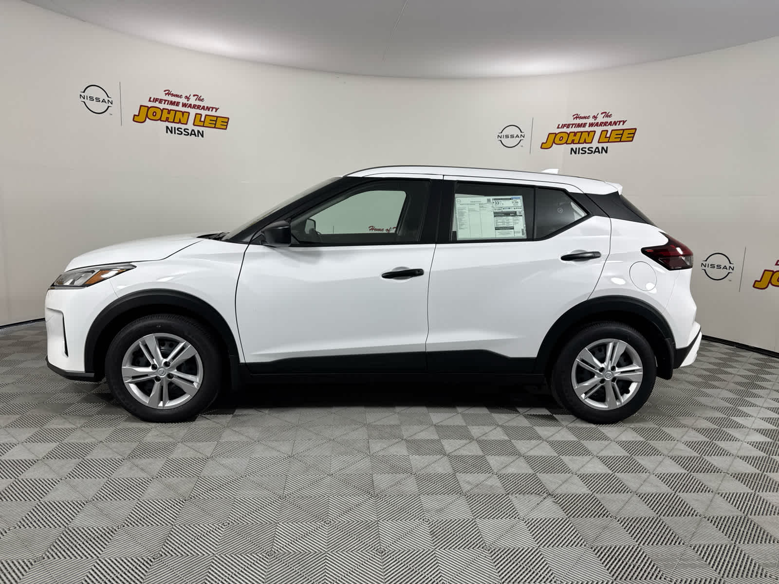 2025 Nissan Kicks Play S photo 2