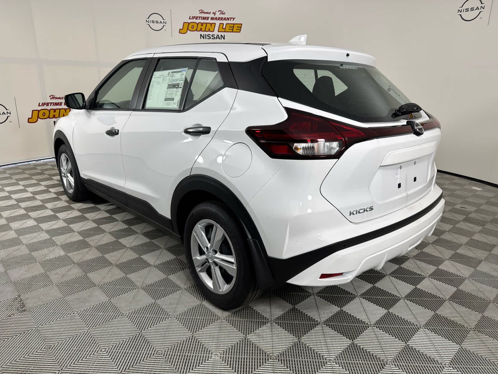 2025 Nissan Kicks Play S photo 3