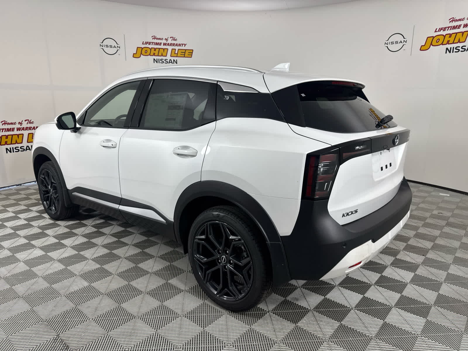 2025 Nissan Kicks SR photo 2