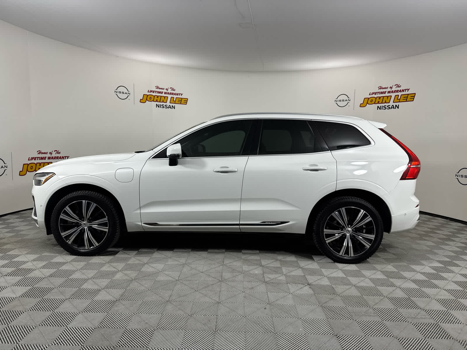 2022 Volvo XC60 Recharge Hybrid T8 Inscription photo 2