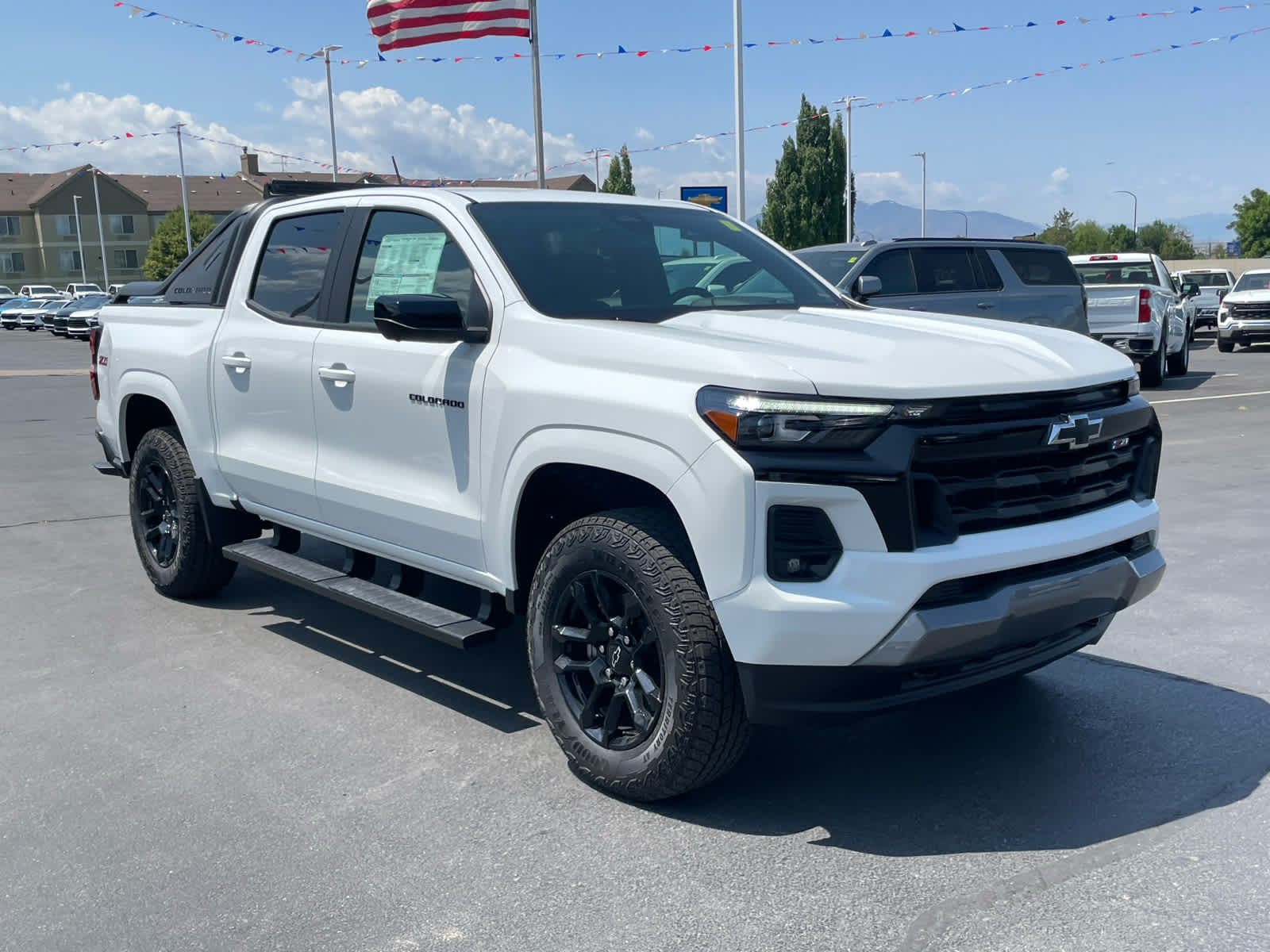 2025 Chevrolet Colorado Z71 photo 3