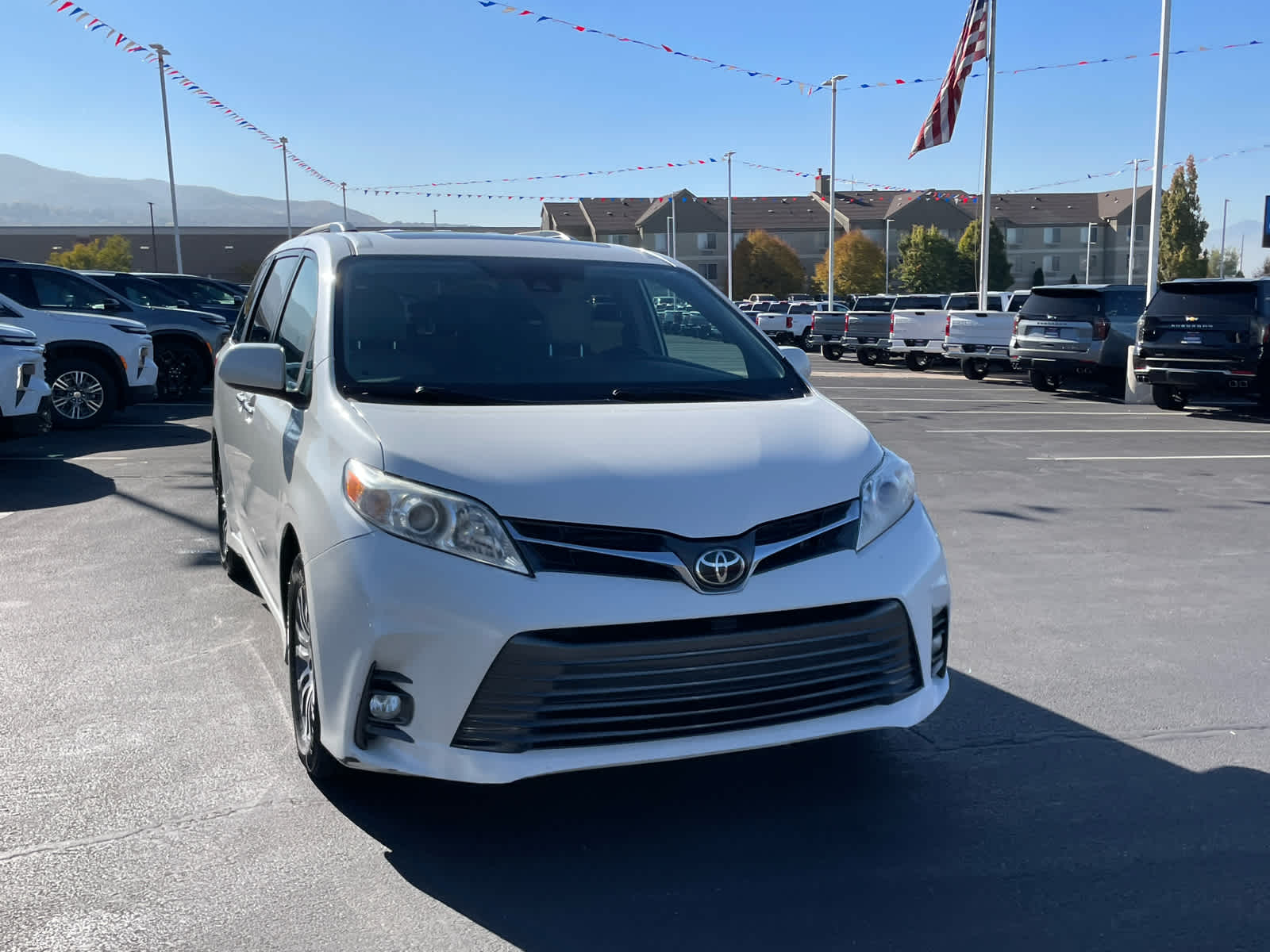 2019 Toyota Sienna Limited XLE Premium photo 2