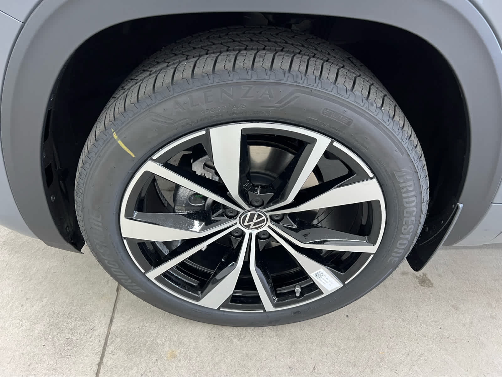 2026 Volkswagen Atlas Cross Sport SEL Premium R-Line photo 4