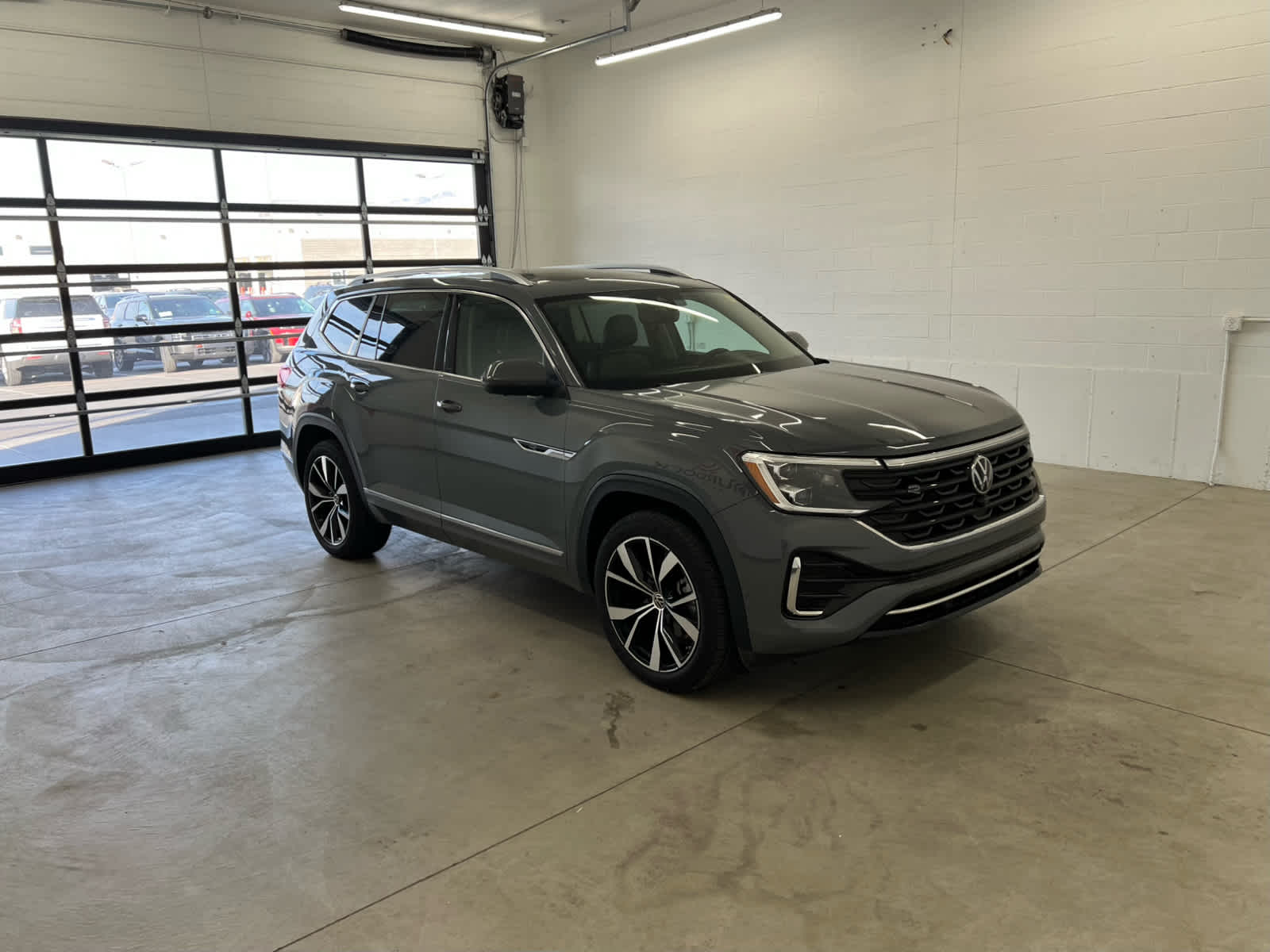 2025 Volkswagen Atlas SEL Premium R-Line photo 2