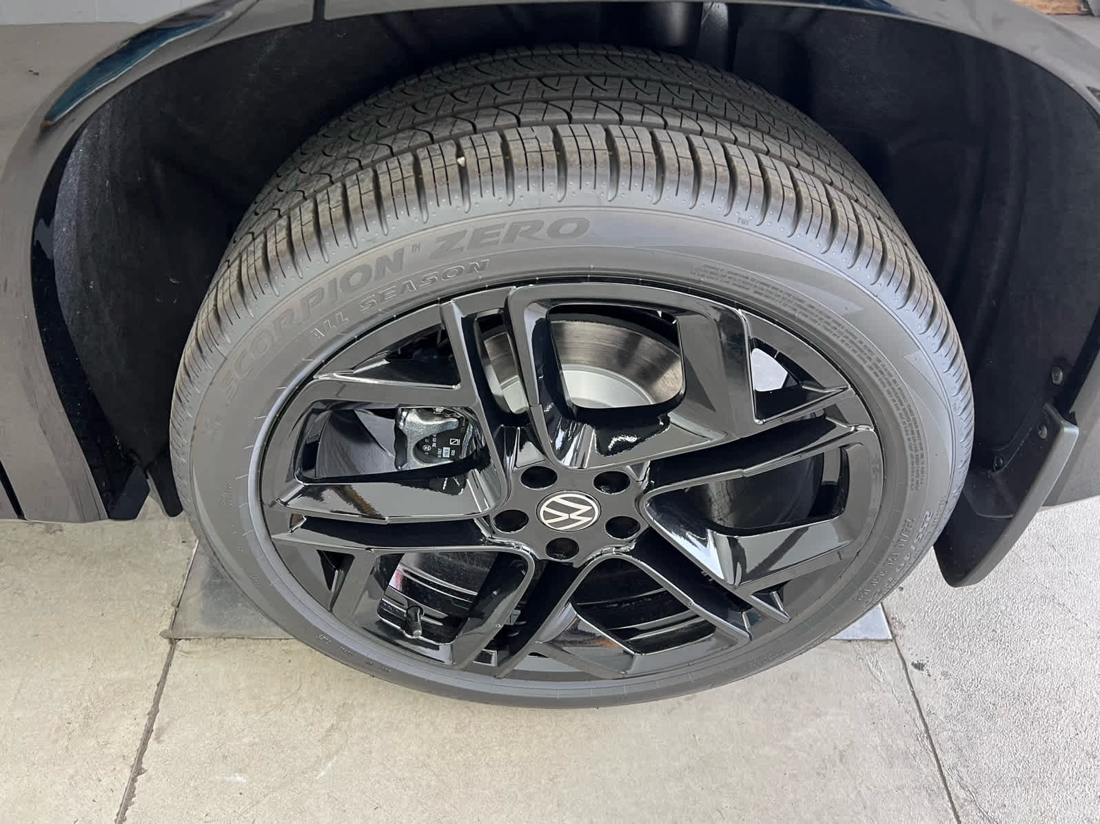 2026 Volkswagen Tiguan SE R-Line Black photo 4