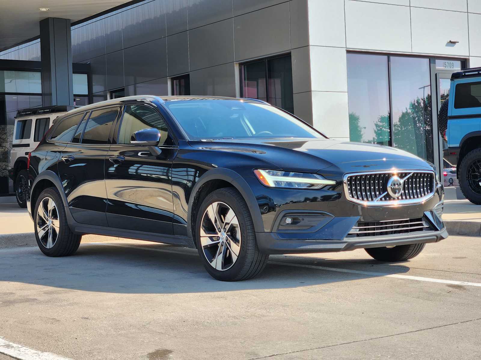 Used 2024 Onyx Black Metallic Volvo Plus image 3