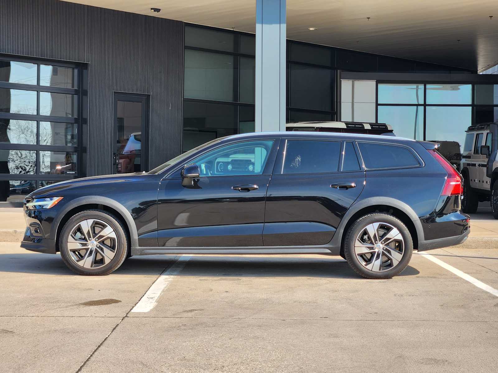 Used 2024 Onyx Black Metallic Volvo Plus image 4