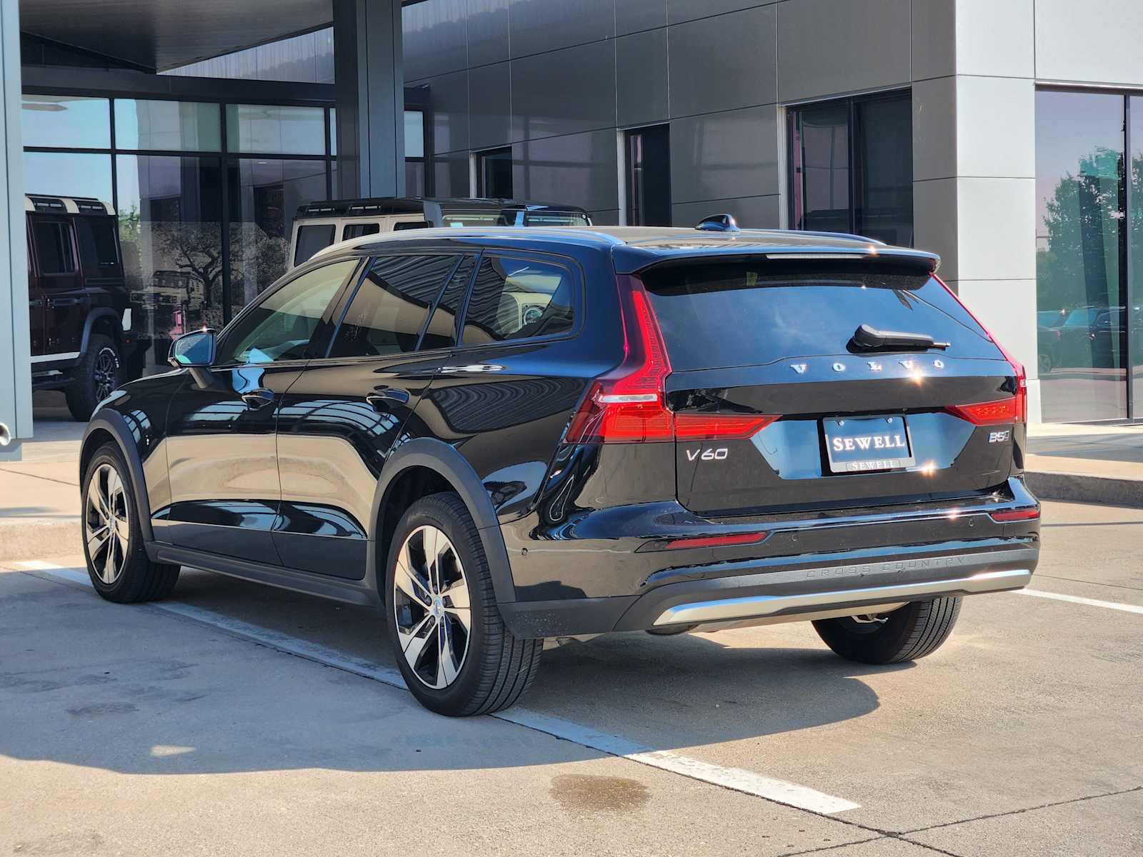 Used 2024 Onyx Black Metallic Volvo Plus image 5