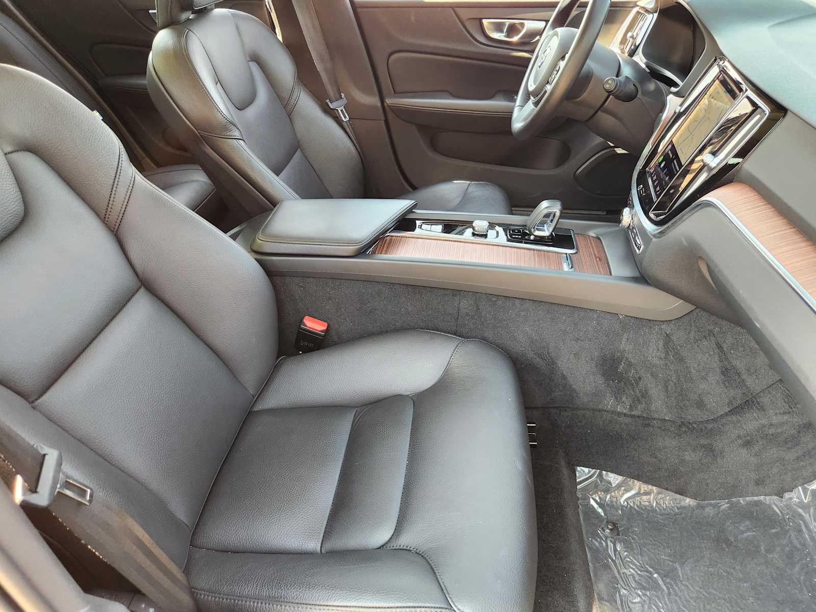 Used 2024 Onyx Black Metallic Volvo Plus image 14