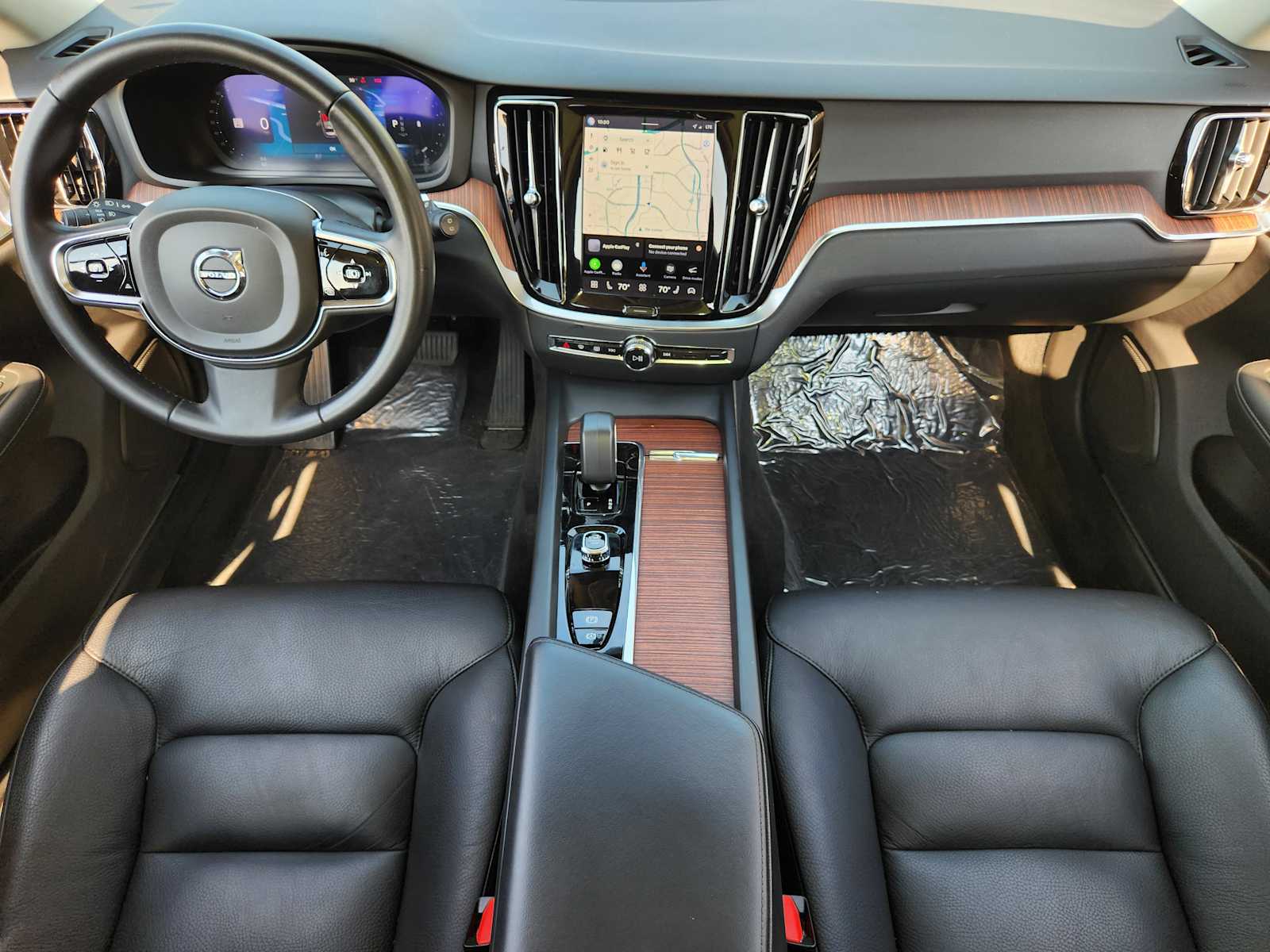 Used 2024 Onyx Black Metallic Volvo Plus image 26