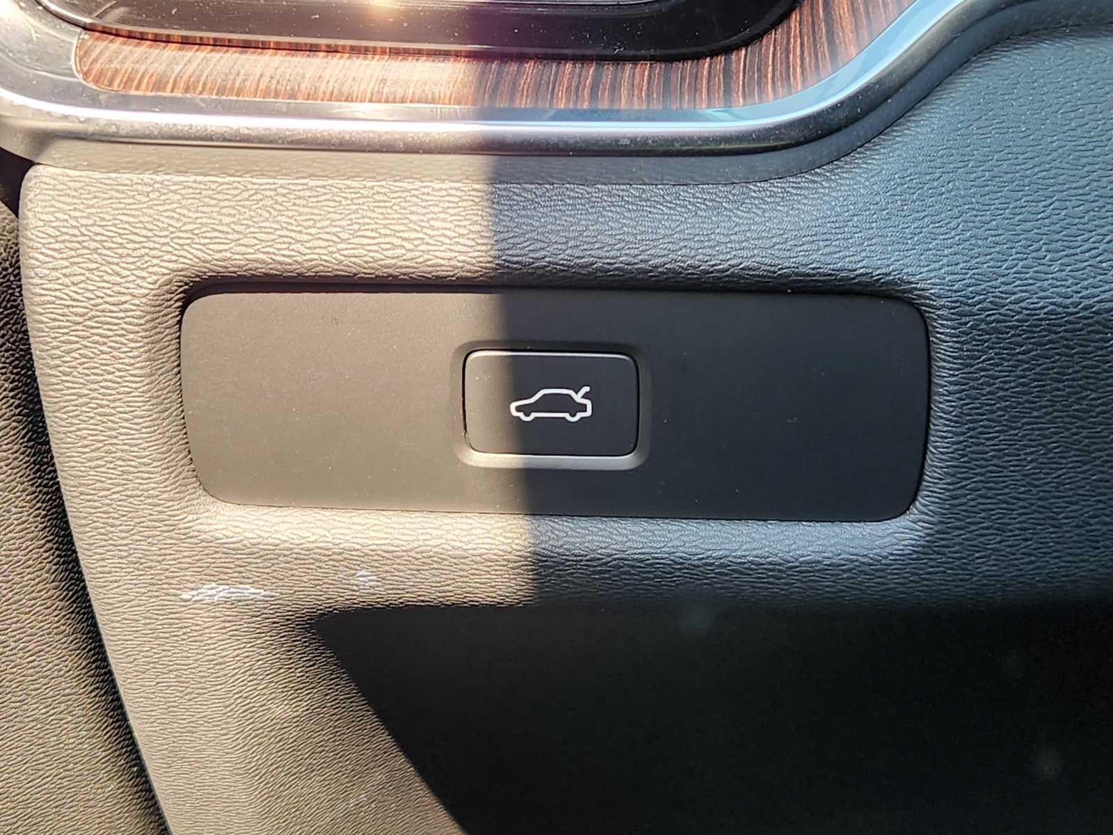 Used 2024 Onyx Black Metallic Volvo Plus image 22
