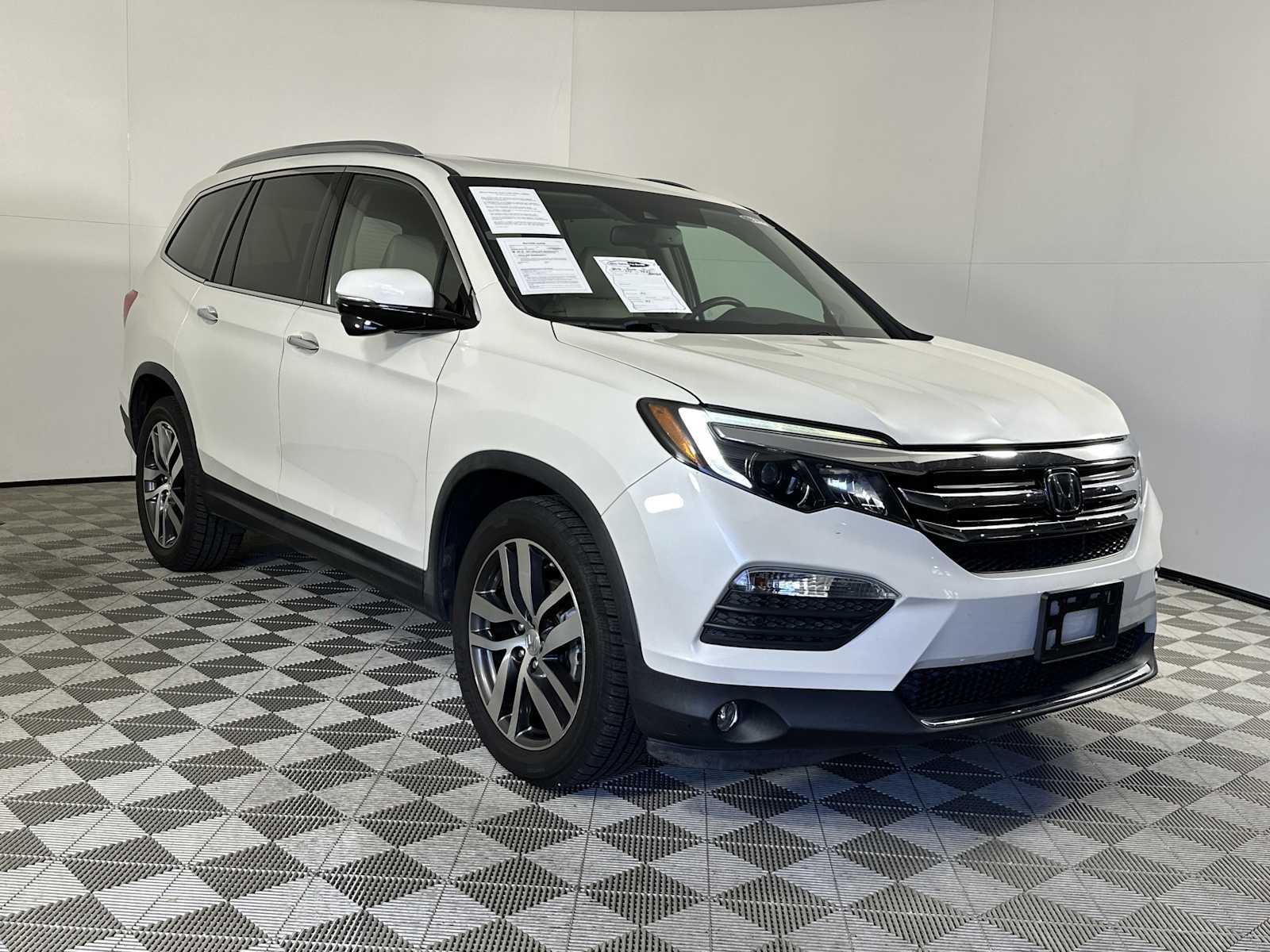 White Diamond Pearl 2016 Honda Pilot Touring SUV / Crossover Front-Wheel Drive 9-Speed Automatic