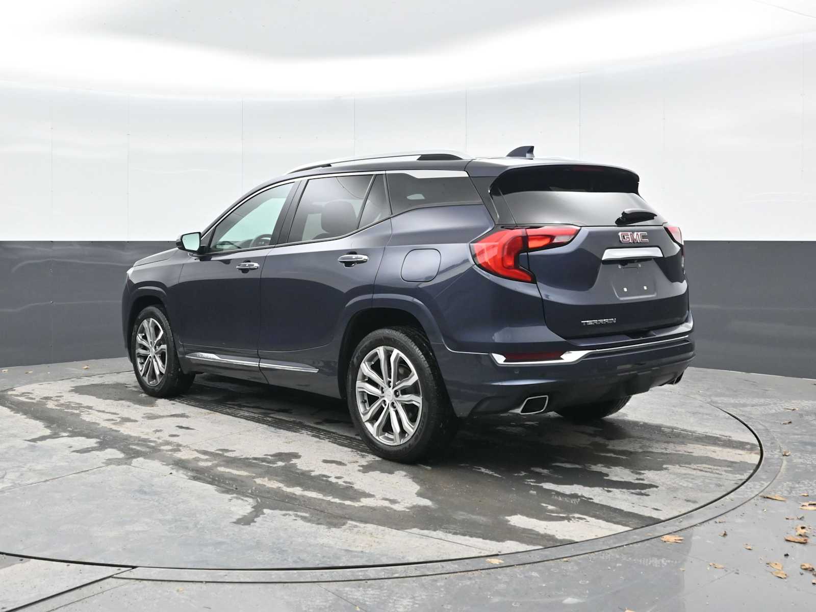 View vehicle photo 2