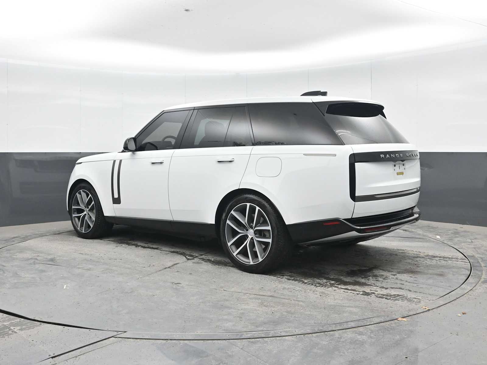 2025 Land Rover Range Rover P550e SE