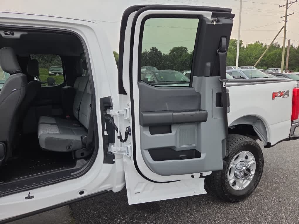 2026 Ford F-350 Super Duty XLT