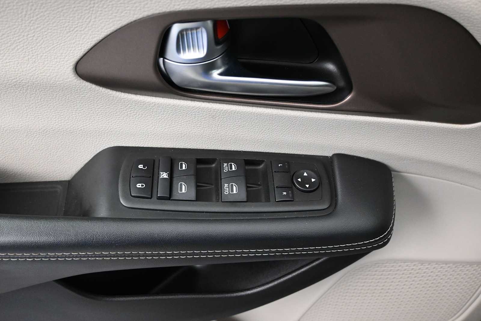 2024 Chrysler Voyager LX