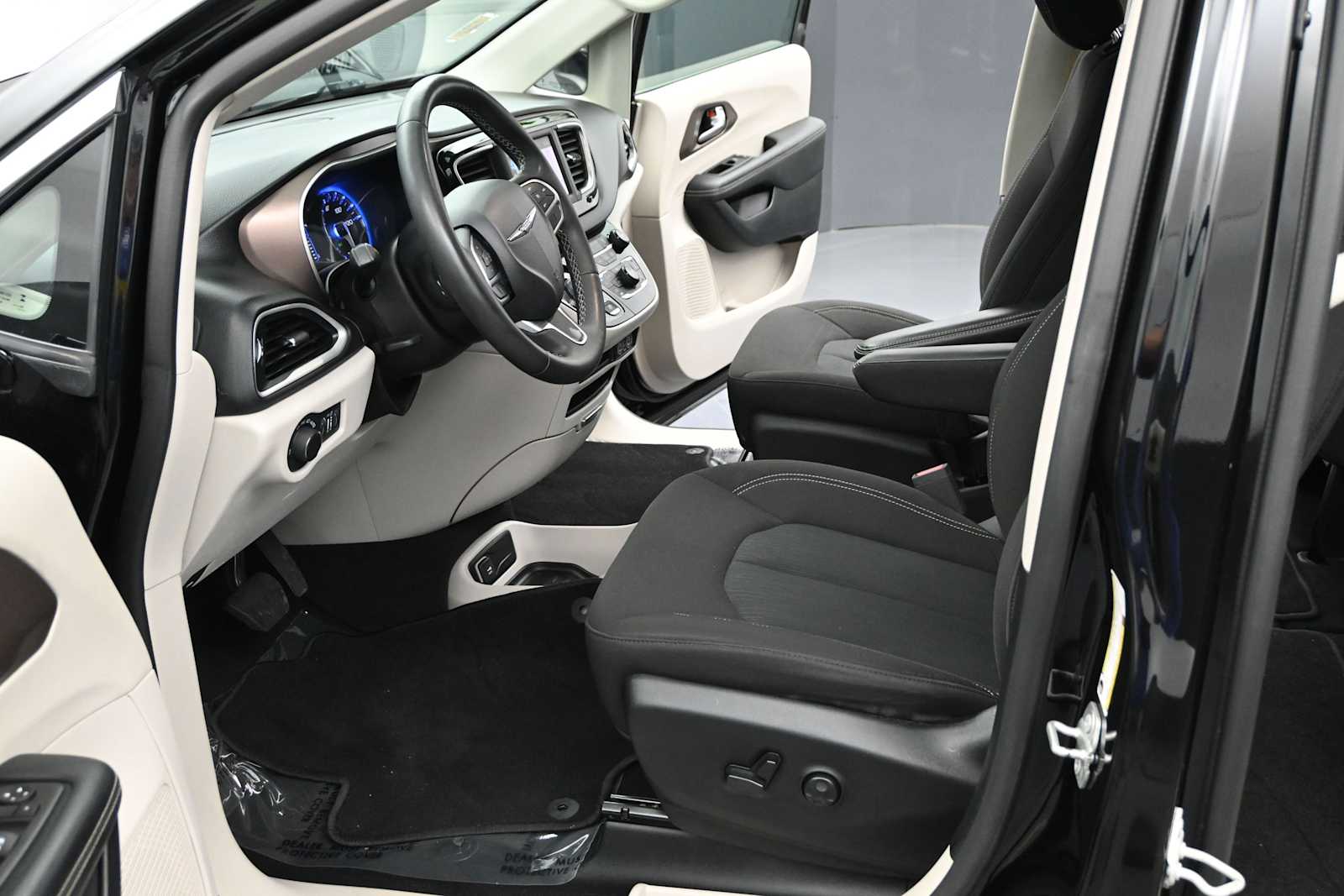 2024 Chrysler Voyager LX