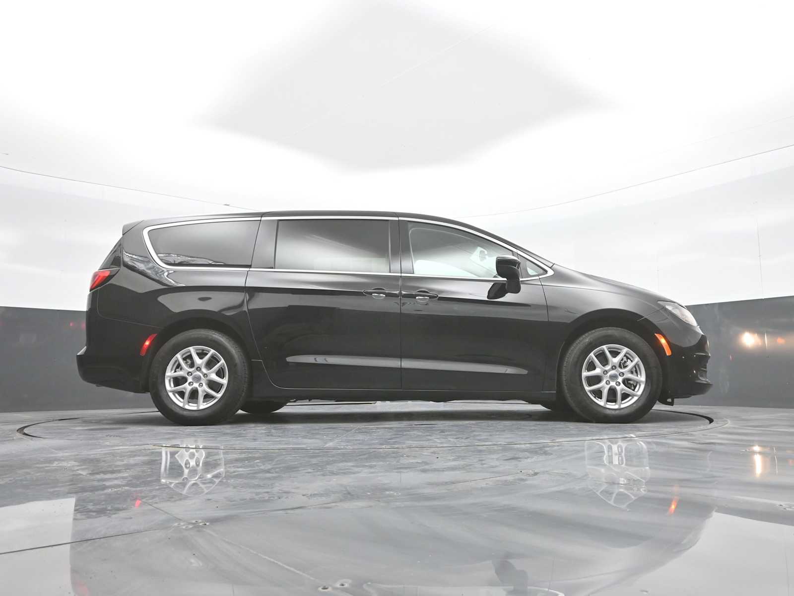 2024 Chrysler Voyager LX