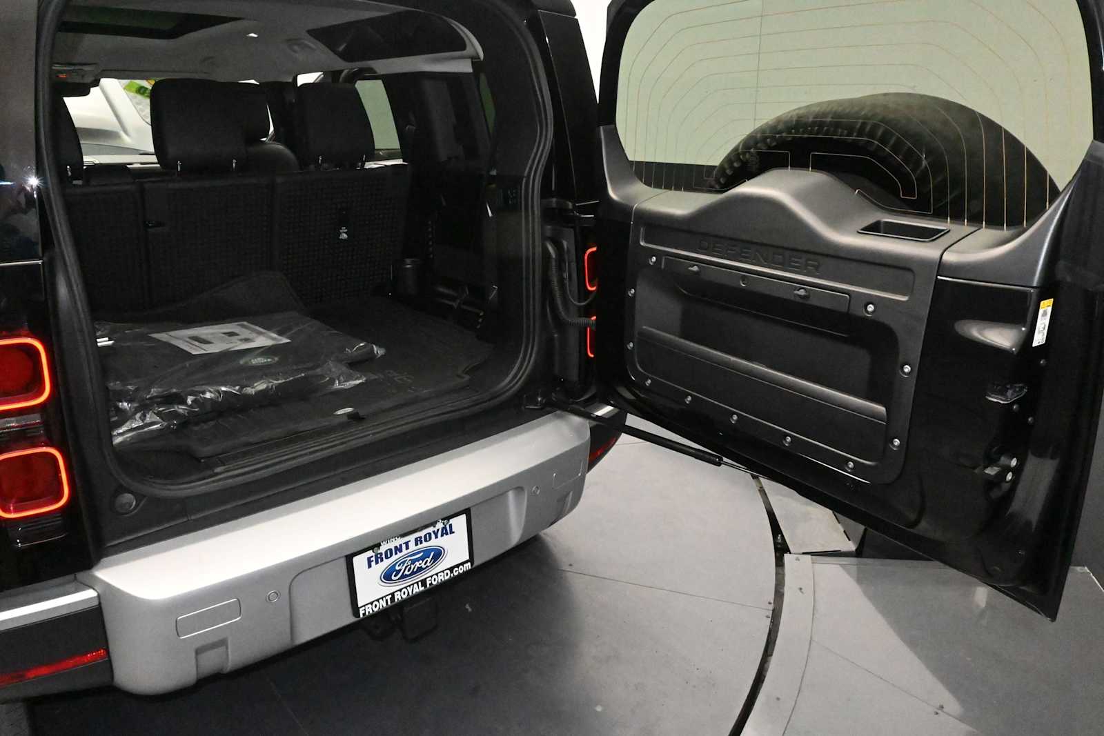 2023 Land Rover Defender 110 SE