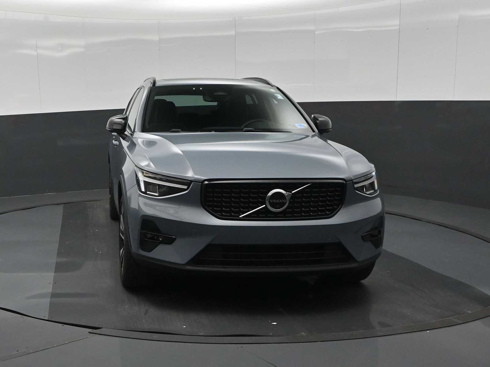 2023 Volvo XC40 B5 Plus Dark Theme