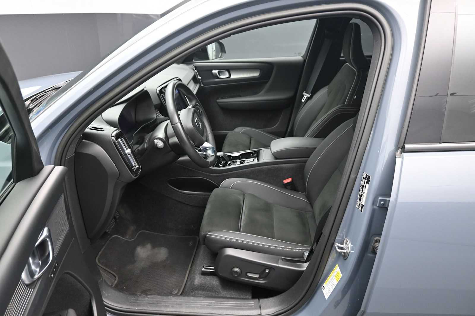 2023 Volvo XC40 B5 Plus Dark Theme