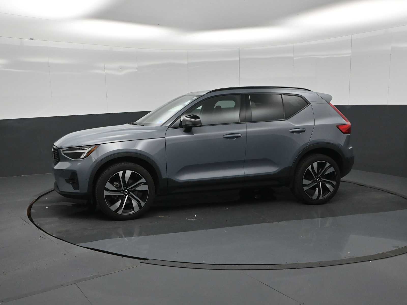 2023 Volvo XC40 B5 Plus Dark Theme
