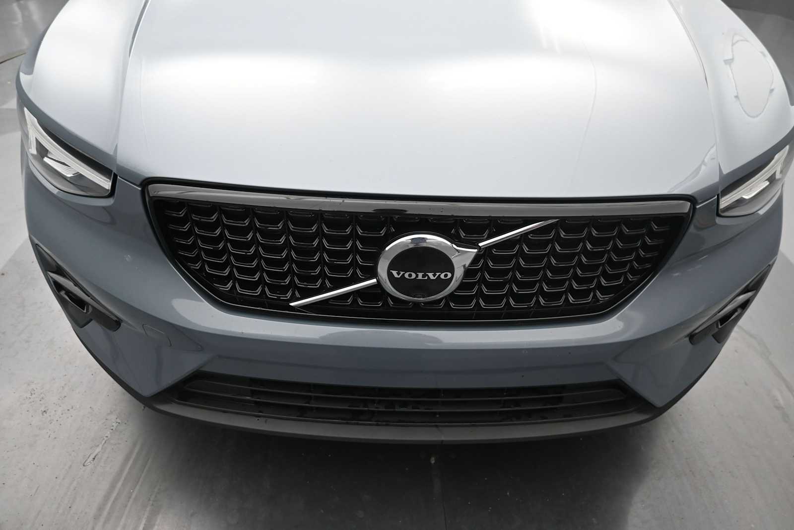 2023 Volvo XC40 B5 Plus Dark Theme