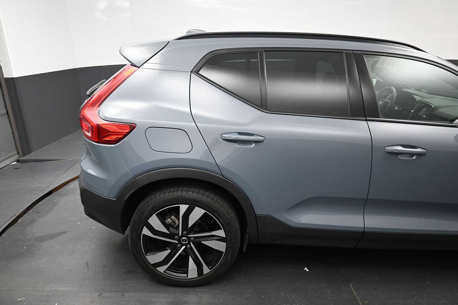2023 Volvo XC40 B5 Plus Dark Theme
