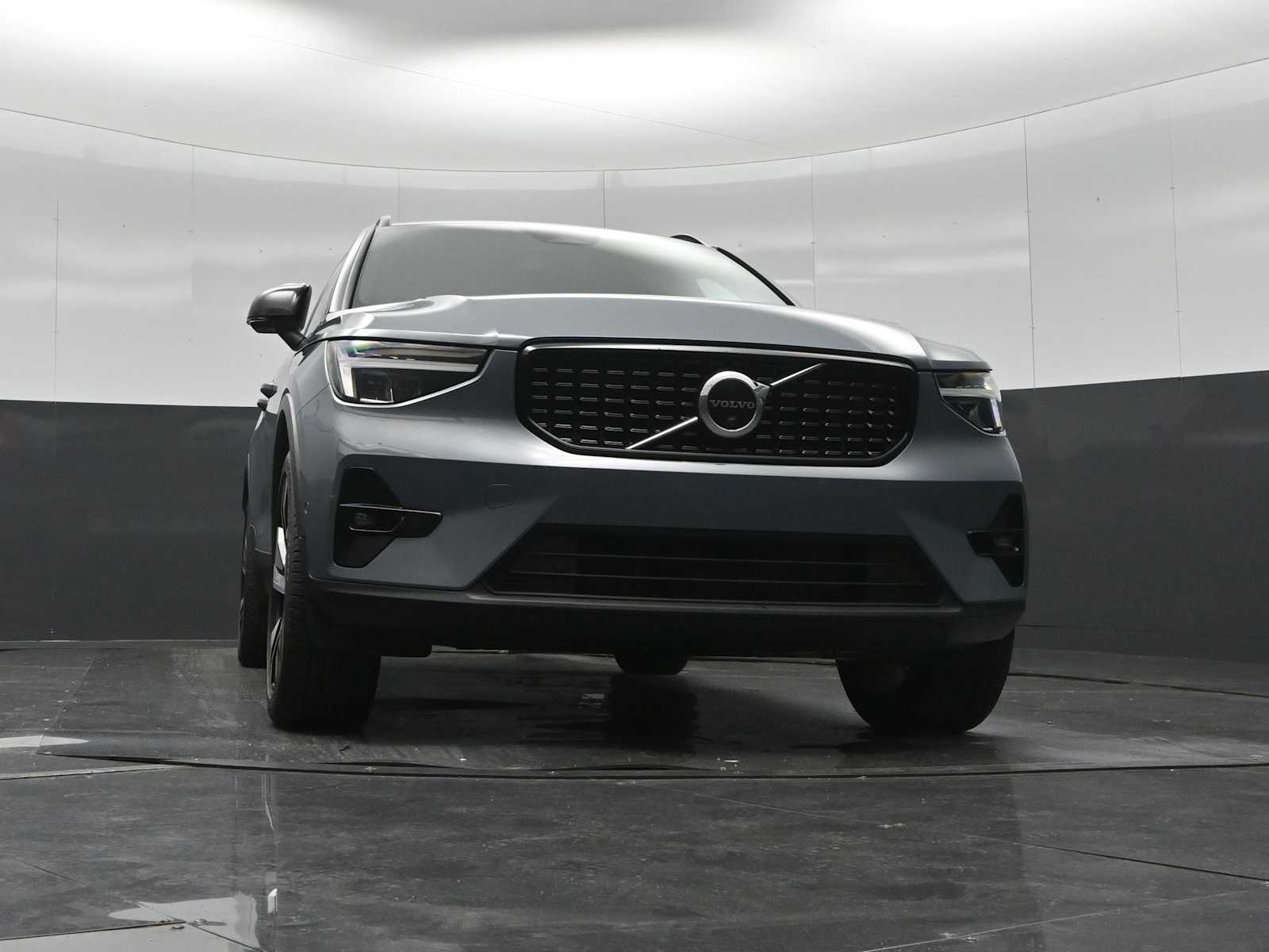 2023 Volvo XC40 B5 Plus Dark Theme