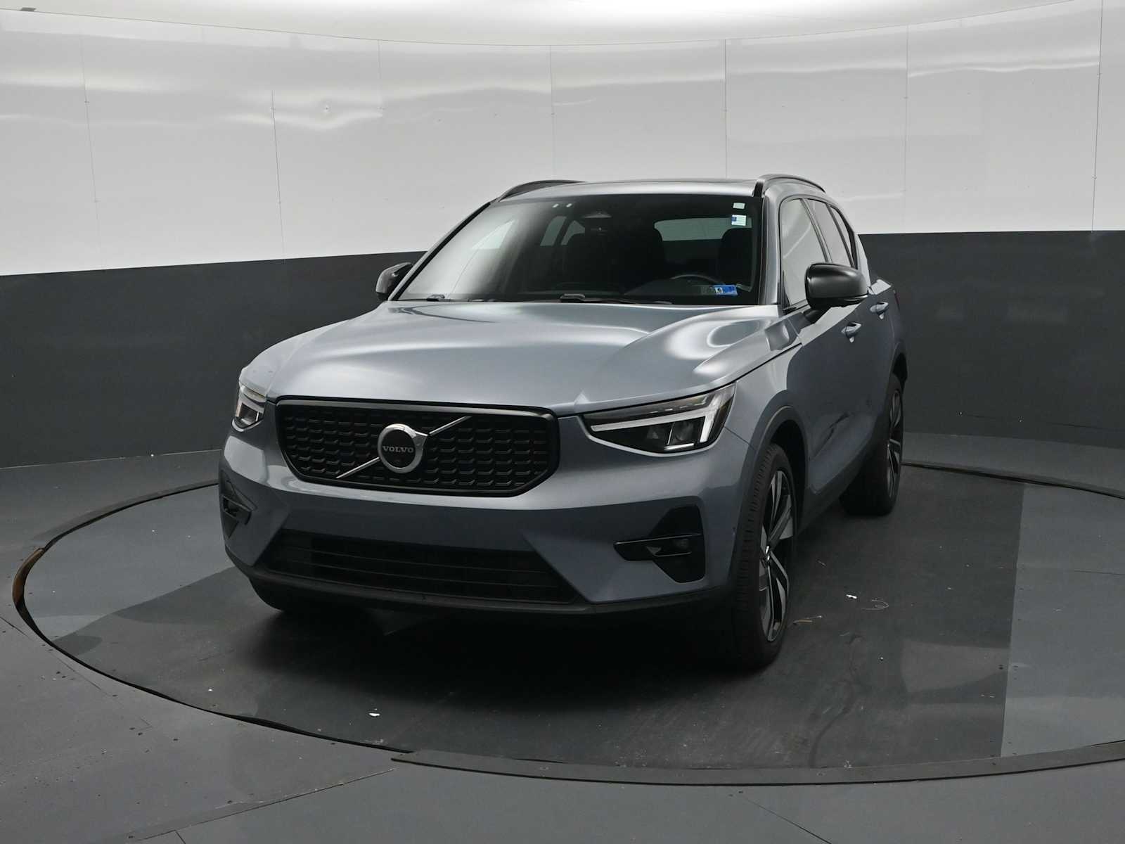 2023 Volvo XC40 B5 Plus Dark Theme