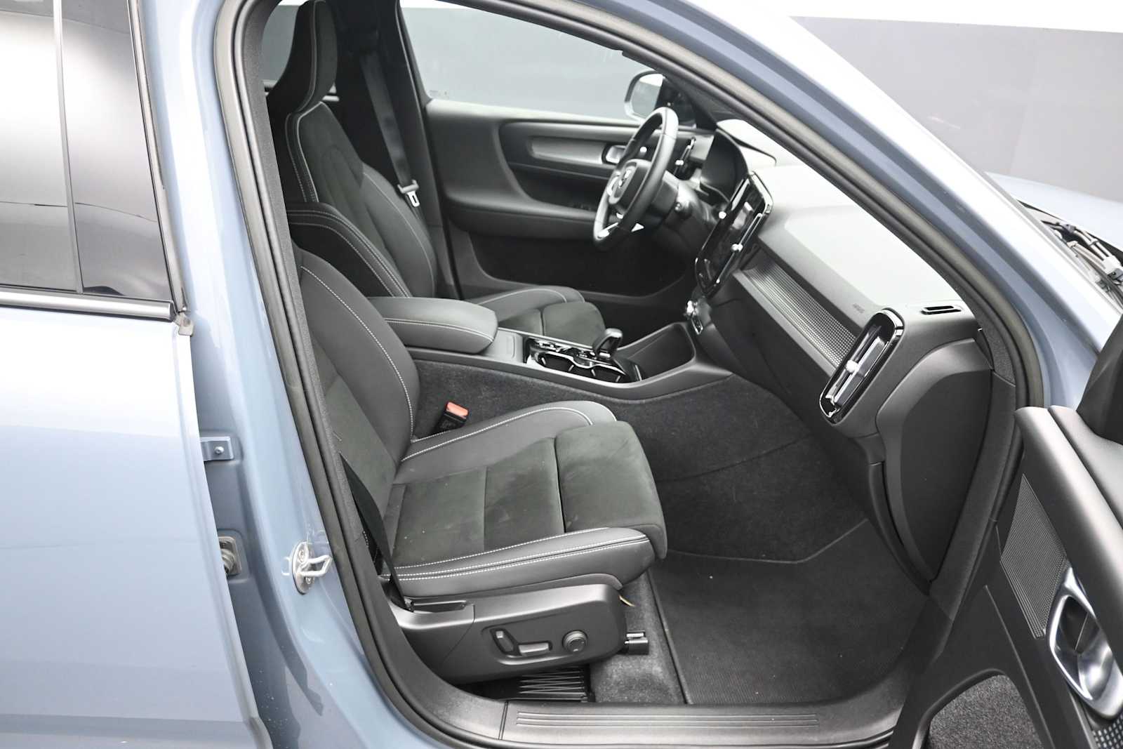 2023 Volvo XC40 B5 Plus Dark Theme
