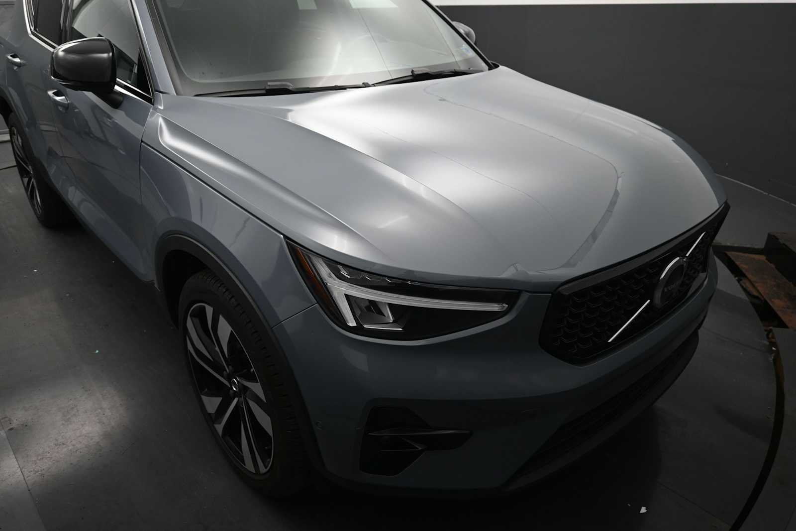 2023 Volvo XC40 B5 Plus Dark Theme