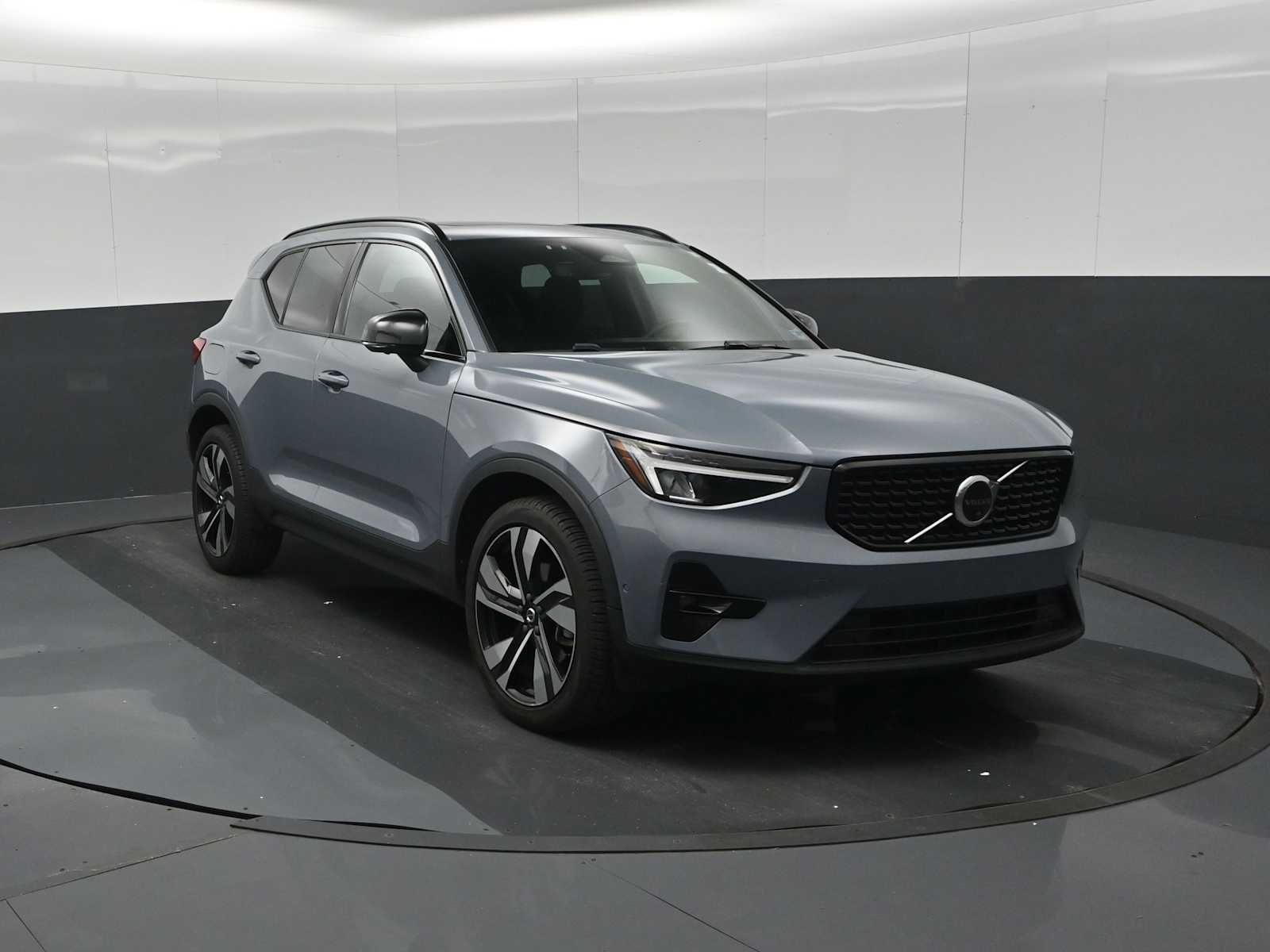 2023 Volvo XC40 B5 Plus Dark Theme