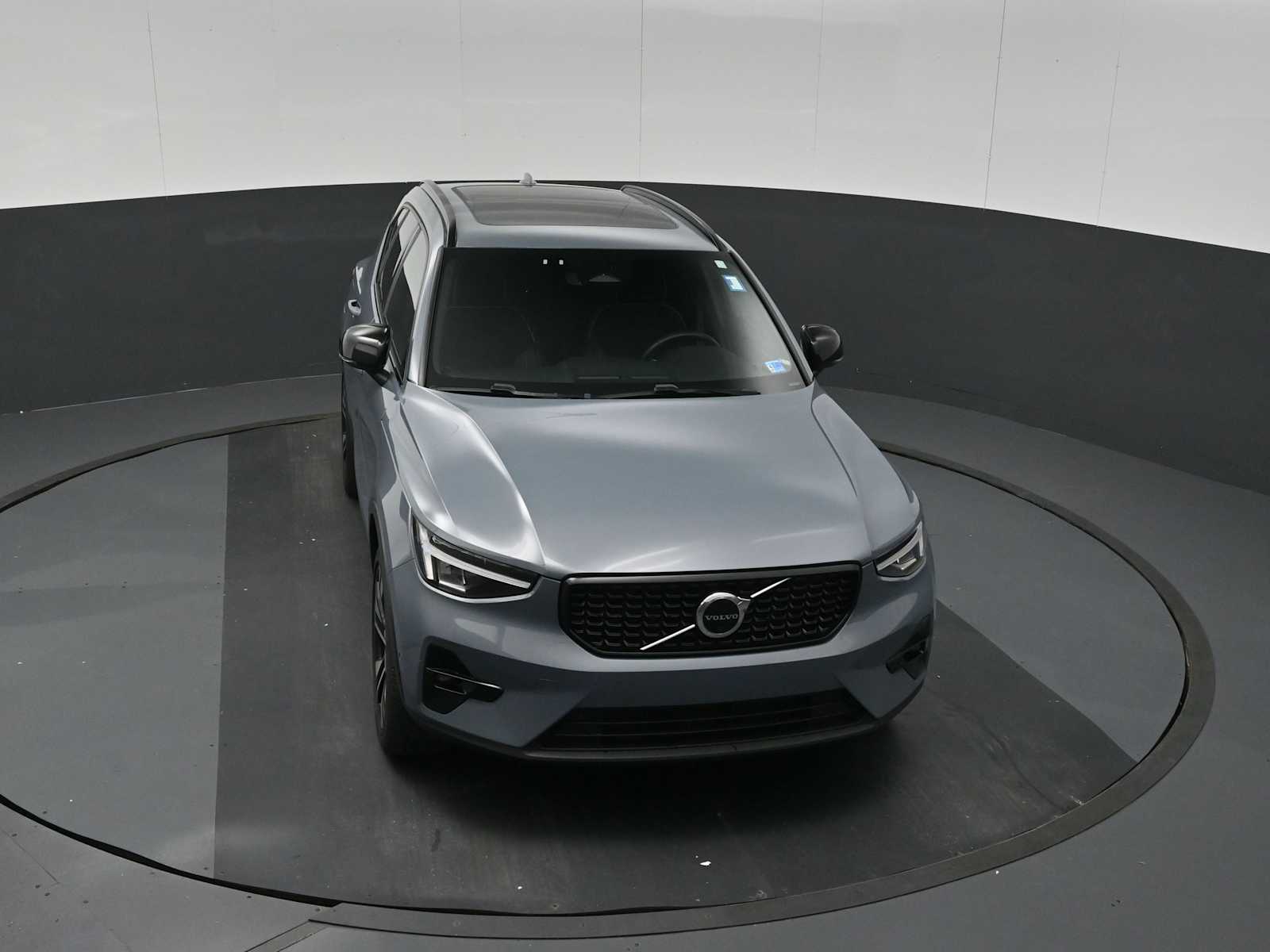 2023 Volvo XC40 B5 Plus Dark Theme