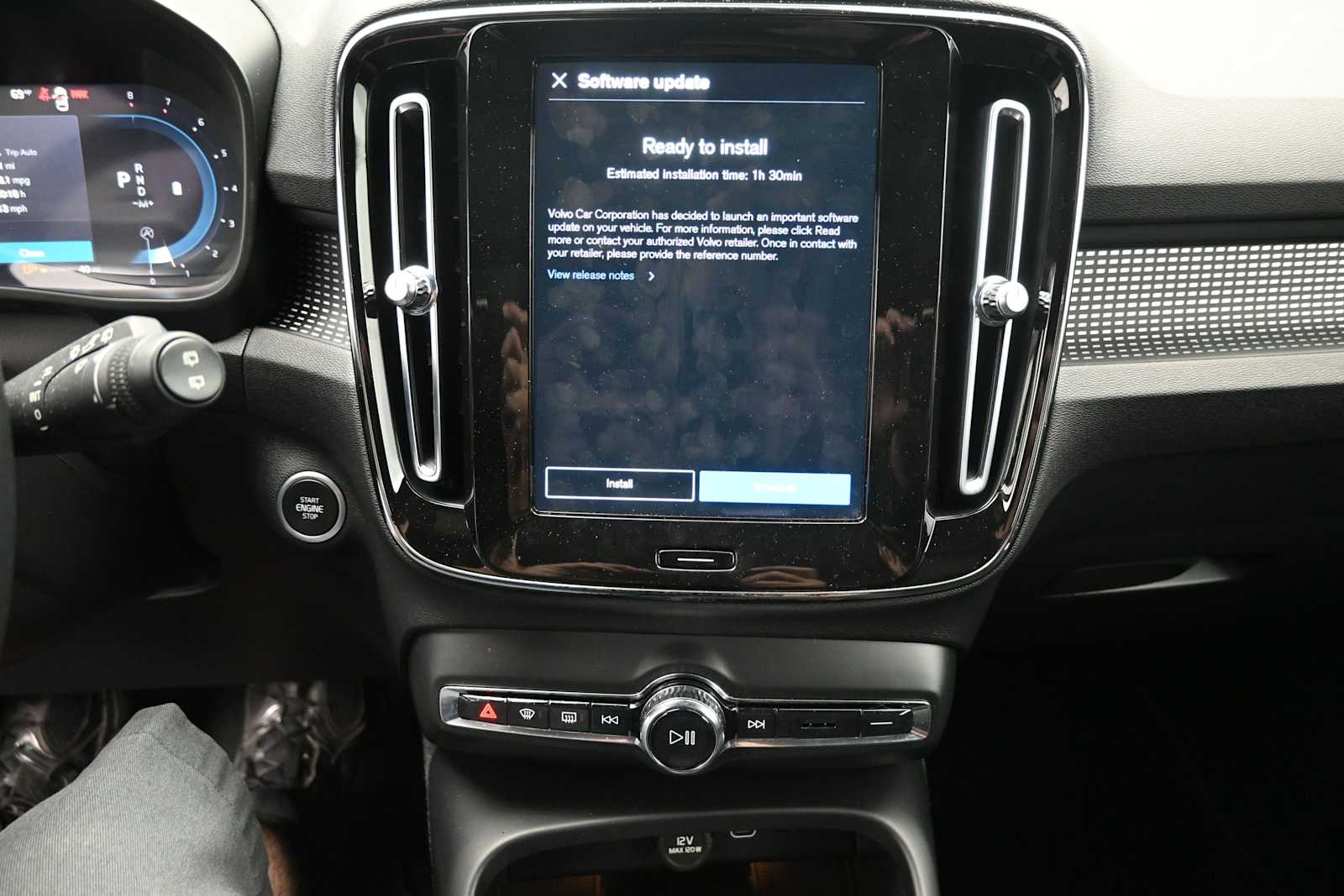 2023 Volvo XC40 B5 Plus Dark Theme