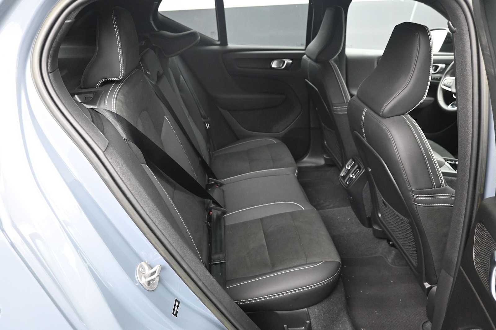 2023 Volvo XC40 B5 Plus Dark Theme