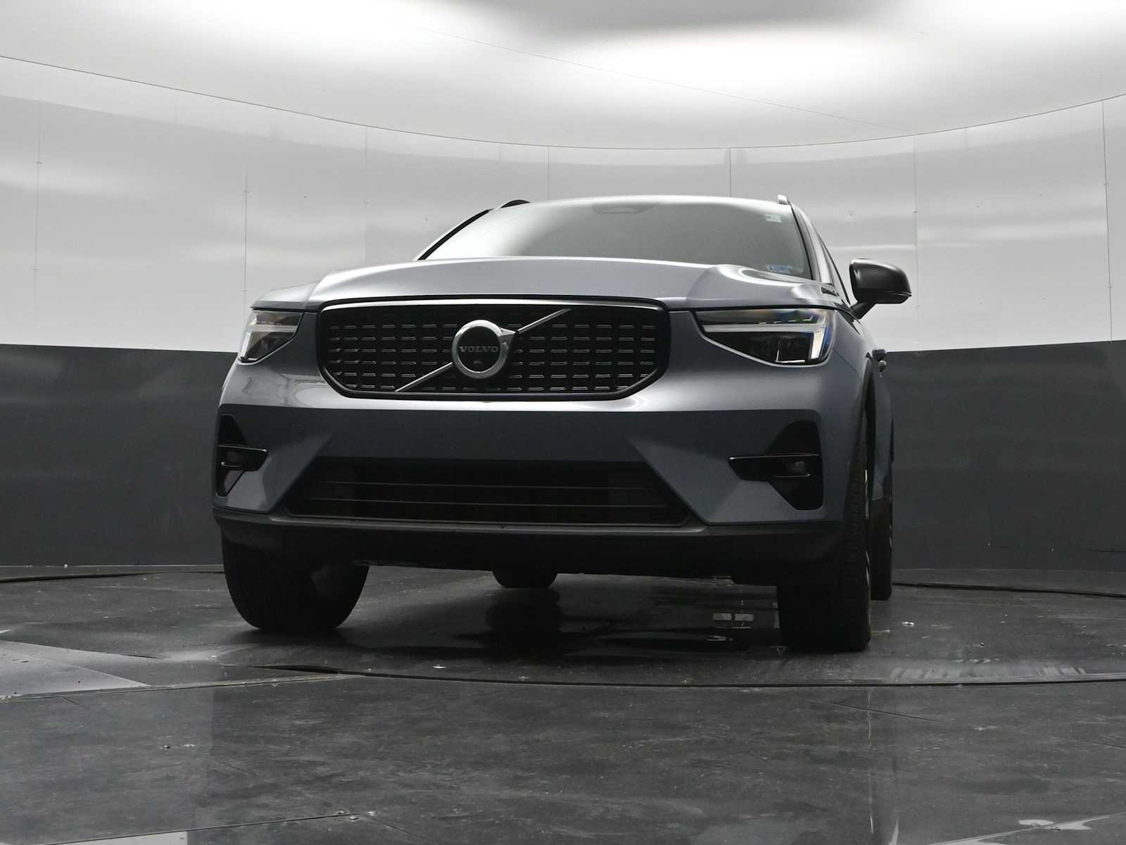 2023 Volvo XC40 B5 Plus Dark Theme