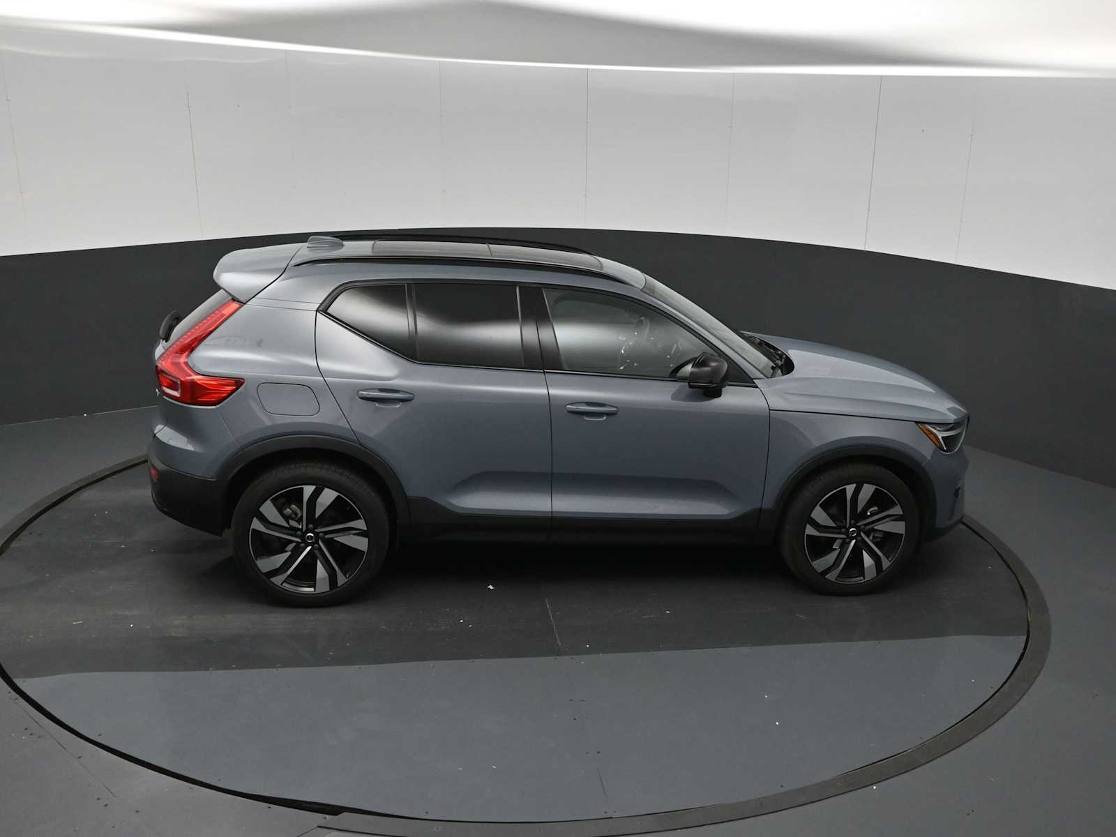 2023 Volvo XC40 B5 Plus Dark Theme