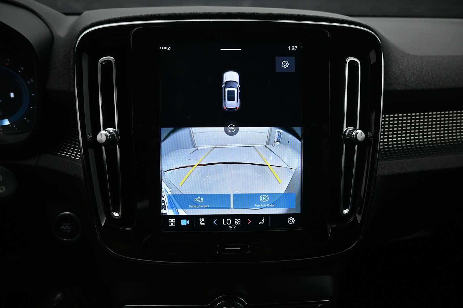 2023 Volvo XC40 B5 Plus Dark Theme