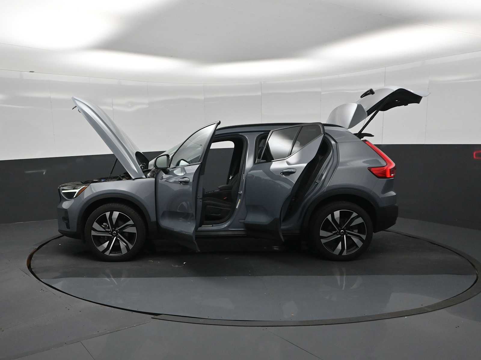 2023 Volvo XC40 B5 Plus Dark Theme