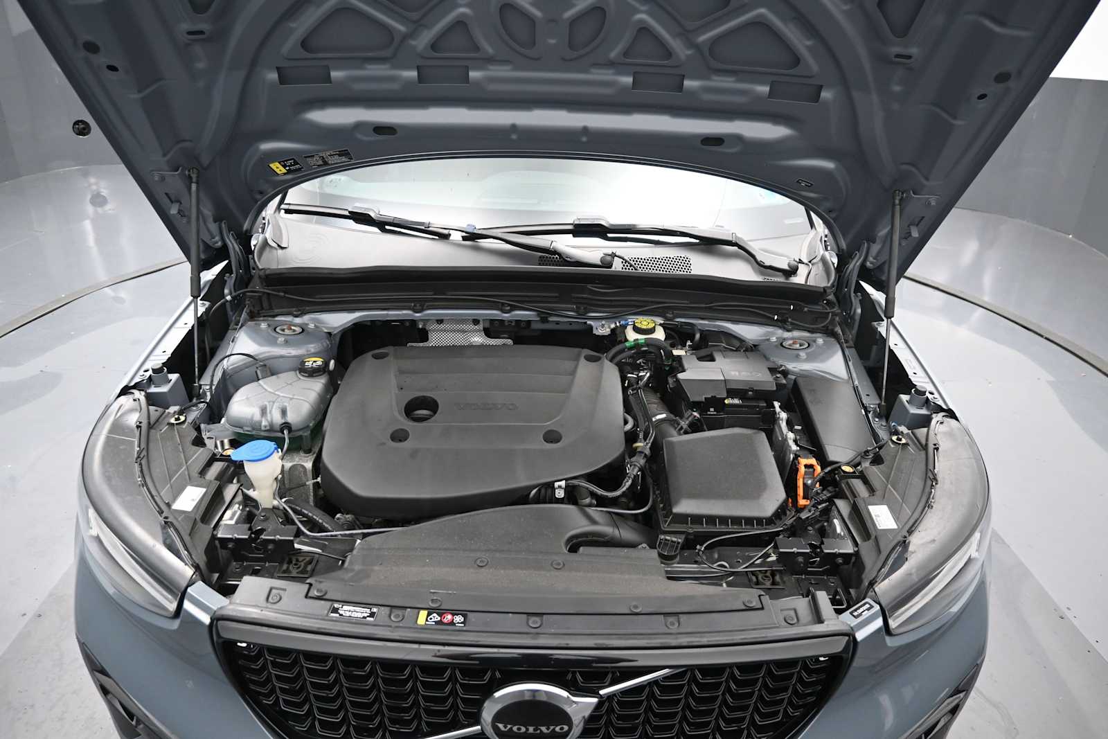 2023 Volvo XC40 B5 Plus Dark Theme